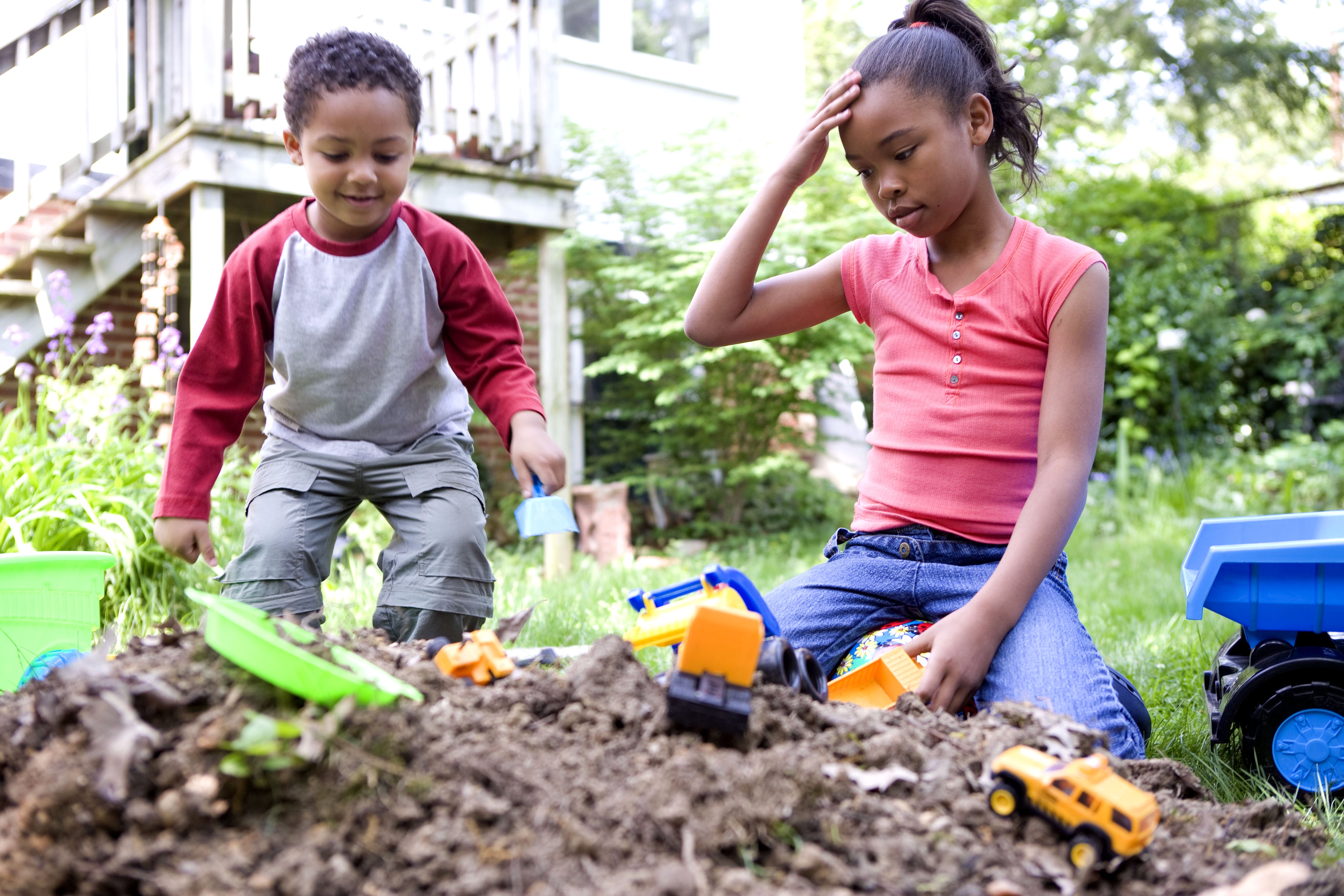 Бывший использует детей. Kids playing Garden. African Kids playing. African Kids playing outside. Children playing in the Yard.